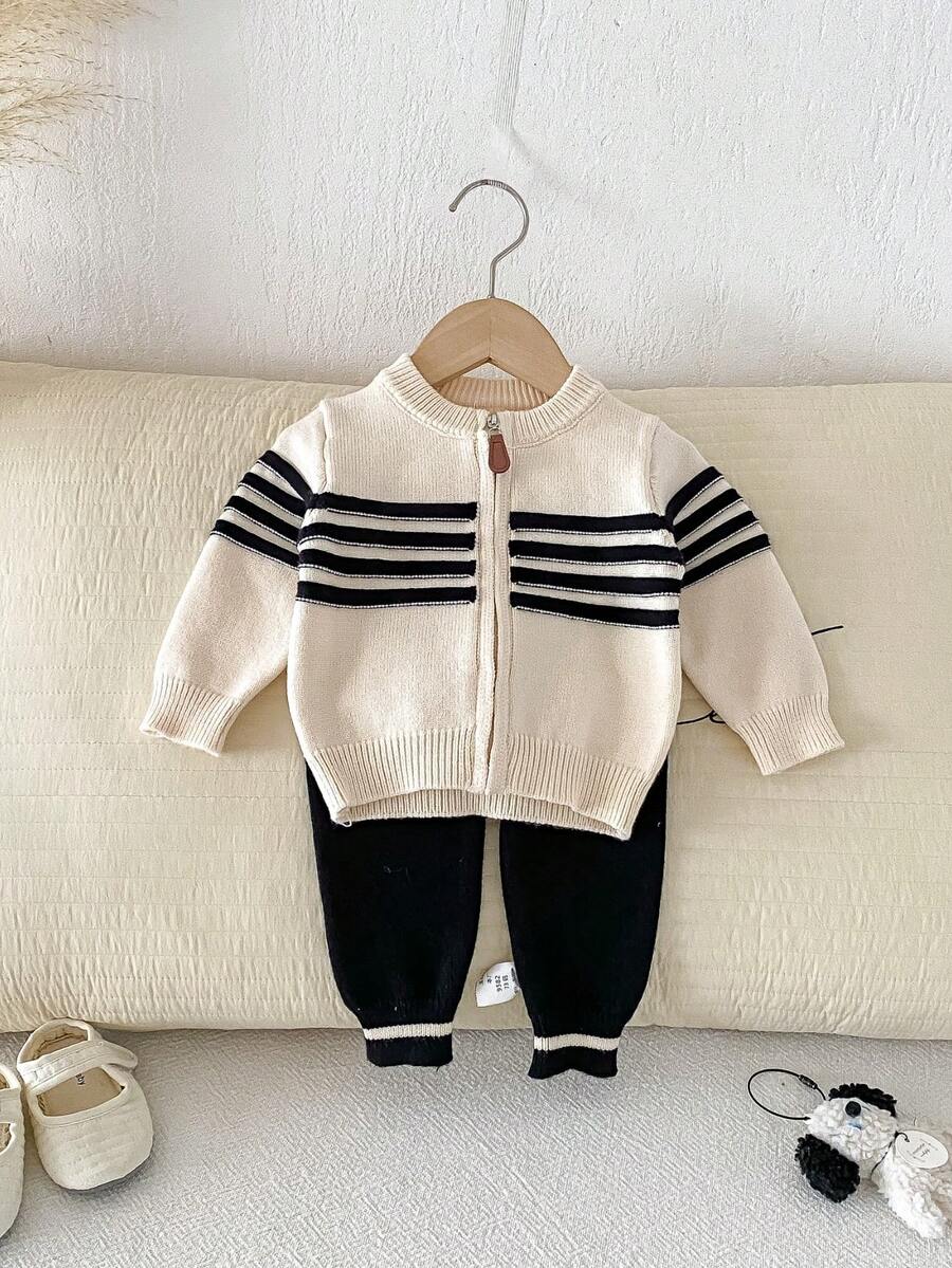 Bộ 2 món len dệt cho bé unisex, áo len kẻ sọc cổ tròn có miếng đắp da và khóa kéo, kèm quần dài bo gân phối màu tương phản - Đen và trắng - Xem 1
