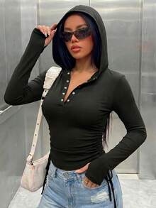 تي شيرت نسائي كاجوال بأزرار ذهبية وخصر ضيق مع حبل شد وغطاء رأس وأكمام طويلة للاستخدام اليومي في الخريف والشتاء - الأسود - مشاهدة 5