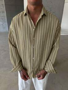 男士藍白條紋長袖休閒襯衫，慵懶簡約百搭設計，微落肩寬鬆版型，適合多季節日常穿著，舒適透氣 - 橄欖綠 - 查看 5