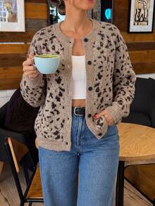 Cardigan Rajut Kasual Wanita Motif Leopard dengan Bahu Longgar dan Kancing Tunggal - Khaki - View 9
