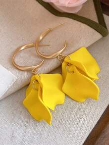 1 par de pendientes de botón con colgante de pétalo de acrílico amarillo en forma de C de metal, estilo europeo y americano, pendientes de moda personalizados dulces y elegantes para mujeres y niñas, accesorios para viajes, bodas y fiestas, regalo de cumpleaños y Navidad 2026 - oro mate - Ver 3