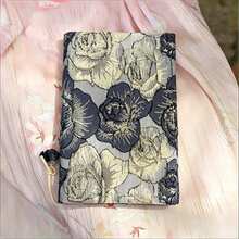 精緻刺繡花卉書套，適用於平裝書 | 水彩花卉圖案可水洗柔軟布料 A5 書套，適用於 8.6 X 5.5 英吋書籍 | 可調節保護套，適用於筆記本與精裝聖經 - 書套 - 查看 12