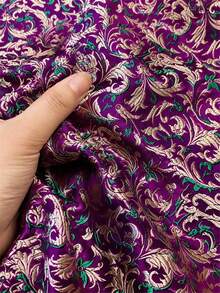 1 pieza de tela de brocado jacquard floral púrpura ornamentada, textil tejido con fondo púrpura y flores de volutas doradas-verdes, material duradero y lujoso para vestimenta, vestidos de noche, tapicería, cortinas, fundas de cojín, decoración del hogar clásica y opulenta - 1 - Ver 6