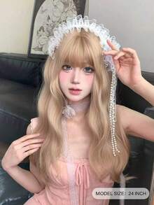 alicegarden 24英吋長合成纖維波浪捲髮假髮，迷人金髮，附瀏海，適合女性日常與派對穿著，自然逼真，絕佳禮物（不含配件） - 金色 - 查看 2