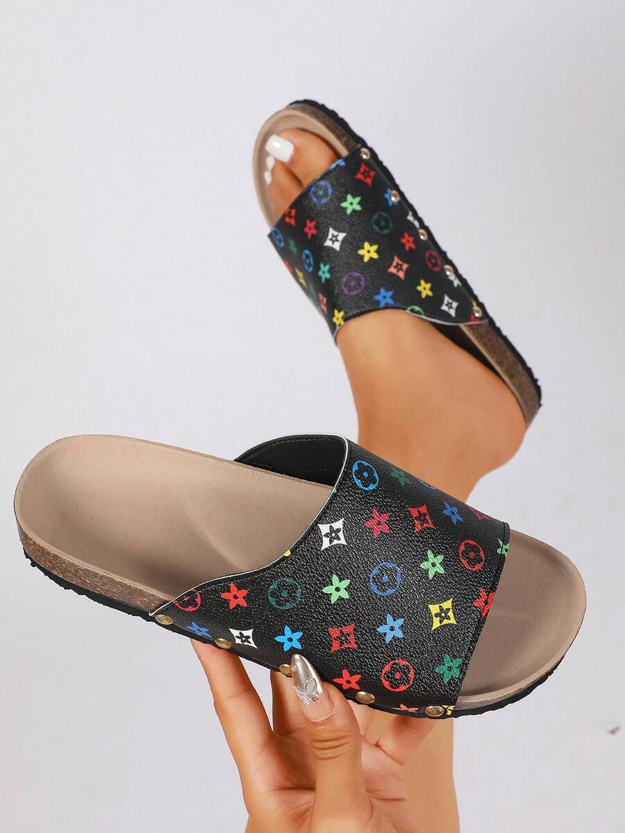 Women's New Summer Fashion Comfortable Colorful Vintage Floral Print Slip-On Thick Sole Sandals, PU Upper With Metal Rivet Trim, Soft Elastic Skin-Friendly Insole, Cork-Textured Thick Anti-Slip Outsole, Classic All-Over Print Retro Stylish Design, Simple Loose Fit, Easy On And Off, Suitable For Home, Beach Vacation, Shopping, Casual Wear, Light Luxury Casual Style