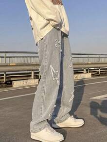 Pantalones vaqueros de mezclilla azul claro con parche bordado de relámpago desgastado para adolescentes chicos - Lavado ligero - Ver 4