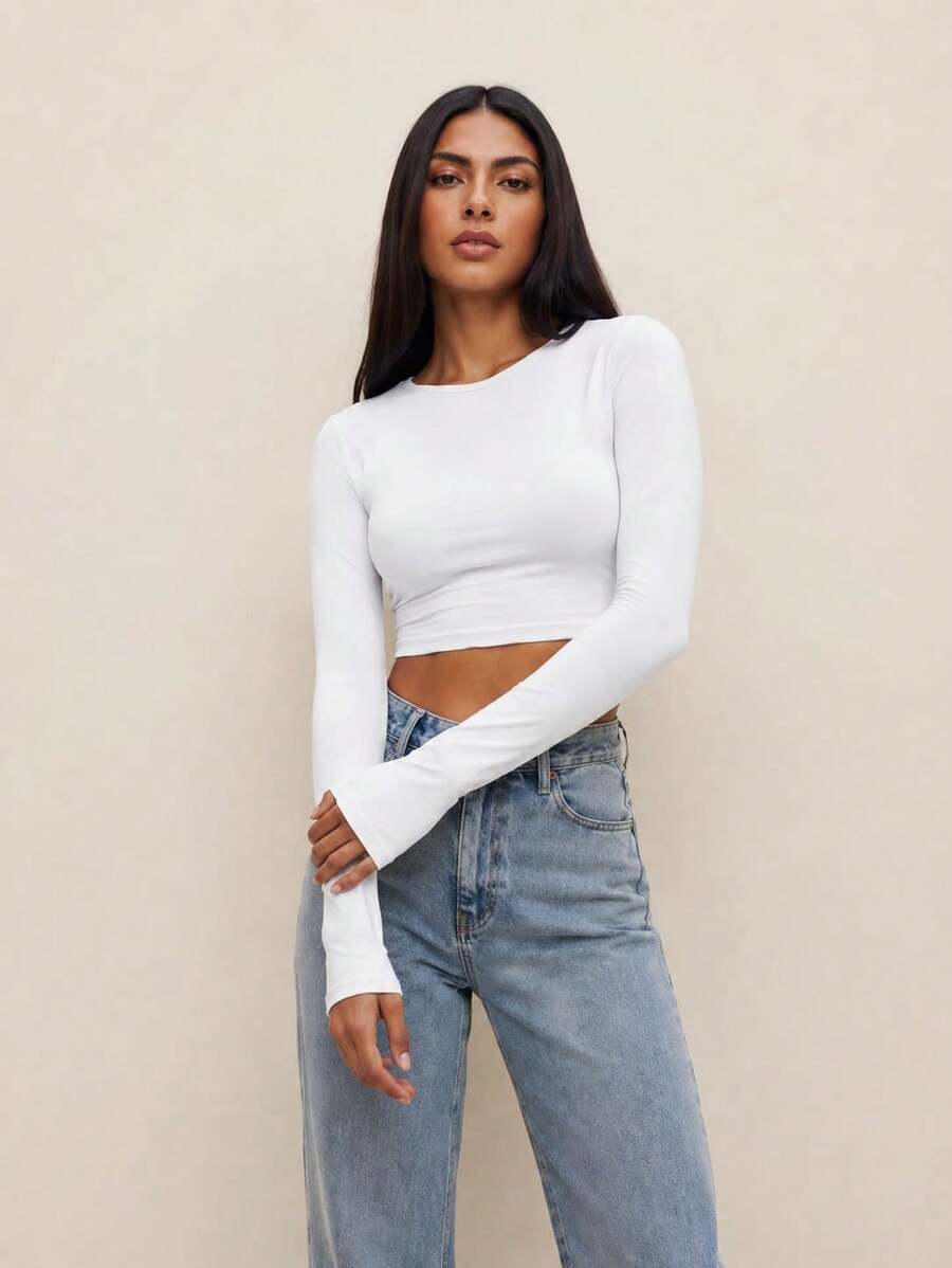 Blusa cropped feminina com manga comprida, gola redonda, tecido liso com ótima elasticidade, ideal para o outono. - Branco - Visão 1