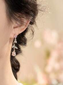 1 Pasang Anting-Anting Ranting Mawar Kaca Modis Cocok untuk Wanita Kenakan di Pesta dan Acara Kumpul-kumpul - Perak - View 5