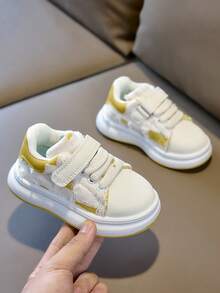 1 Pair Black & White Colorblock Distressed Kids' Skate Shoes, Soft Sole, Hook & Loop, Breathable Canvas Baby Sneakers, Spring/Autumn - Yellow - View 2