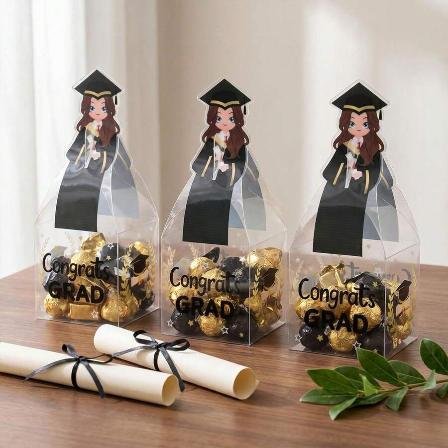 20入畢業主題禮品盒套裝，印有「Congrats Grad」設計，厚卡紙材質，可折疊易組裝，適用於畢業典禮派對糖果零食小禮物包裝、返校慶祝活動與學校教室活動，亦可作為婚禮伴手禮盒、生日派對禮品袋填充物與節日禮品包裝，派對企劃者與學校活動組織者的高 CP 值選擇，讓每份畢業禮物由內而外充滿儀式感與祝福