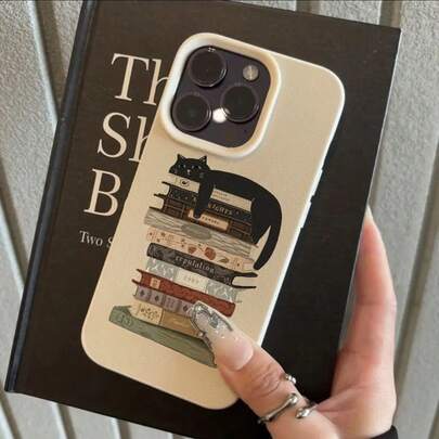 1pc TPU Material Vintage Slouchy Black Cat Stacked Books Pattern Phone Case Compatible With Apple 17promax/17/16promax/15/13/12/11/ S20fe/A15/S24/A55/ Note11/Note12/Note13pro Full Coverage Anti-Drop Soft Shell Phone Protective Cover