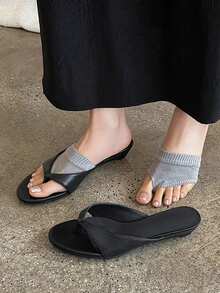 2025新款高端歐美風鉚釘夾趾麂皮夾腳高跟涼鞋女款，夏季戶外穿著，小貓跟 - 黑色 - 查看 3