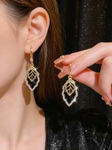 1 Pair Of Fashionable Personalities Exquisite And Elegant Earrings Suitable For Women's Daily Commuting ﻿ - White - View 1