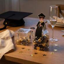 20入畢業主題禮品盒套裝，印有「Congrats Grad」設計，厚卡紙材質，可折疊易組裝，適用於畢業典禮派對糖果零食小禮物包裝、返校慶祝活動與學校教室活動，亦可作為婚禮伴手禮盒、生日派對禮品袋填充物與節日禮品包裝，派對企劃者與學校活動組織者的高 CP 值選擇，讓每份畢業禮物由內而外充滿儀式感與祝福 - 多款式 - 查看 6