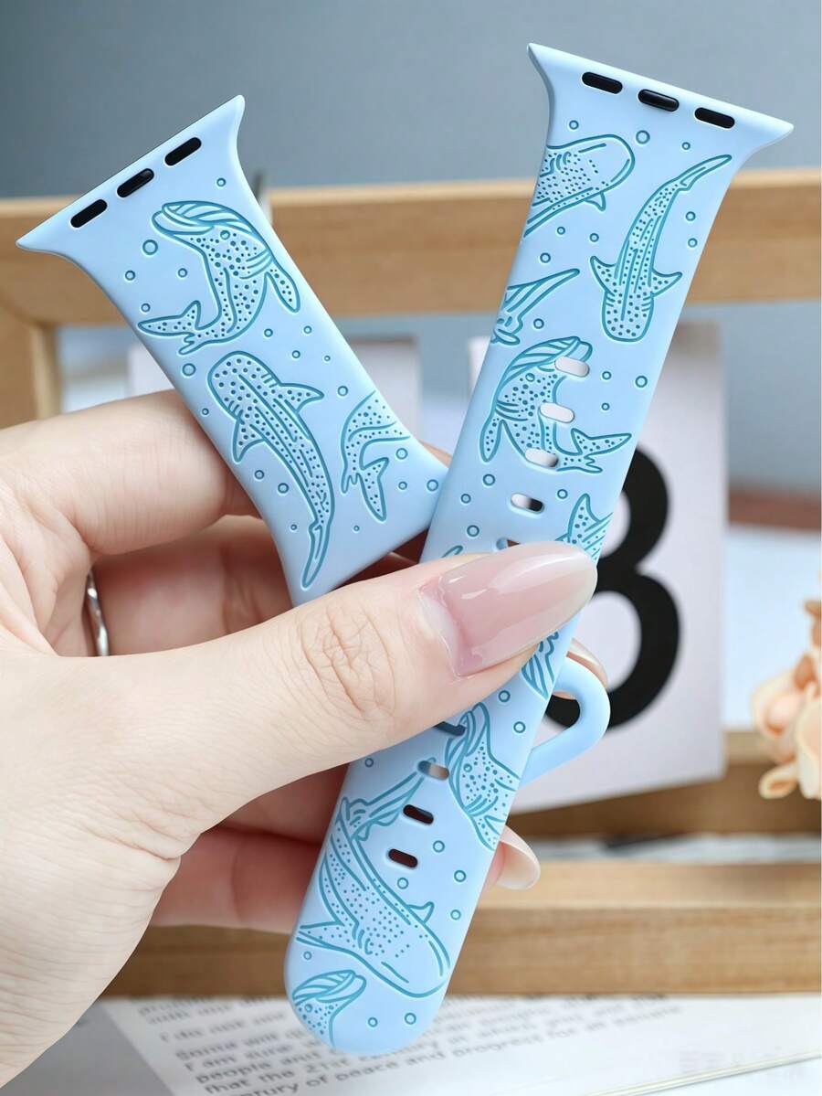 1件女款海洋風小眾時尚配件，海洋生物雕刻軟矽膠運動替換錶帶，兼容 38/40/41/42/44/45/46/49mm 所有尺寸 (S10/11 42mm/46mm)，兼容 Ultra2/Ultra/SE2/SE、1~10 代及 11，適合日常通勤與度假穿搭 - 冰藍 水藍 - 查看 1