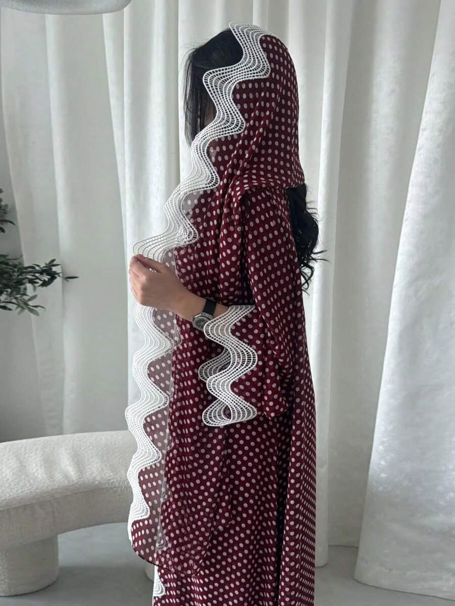 Jubah Panjang Bergaya Elegan dengan Motif Polkadot Merah dari Kain Chiffon, Jubah Panjang Bergaya Patchwork dengan Hiasan Renda Bergelombang (Termasuk Jilbab), Cocok untuk Festival dan Pakaian Musim Gugur