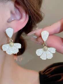 1 Pair Of Fashionable Personalities Exquisite And Sweet Flower Earrings Suitable For Women's Daily Commuting ﻿ ﻿ - Gold - View 1