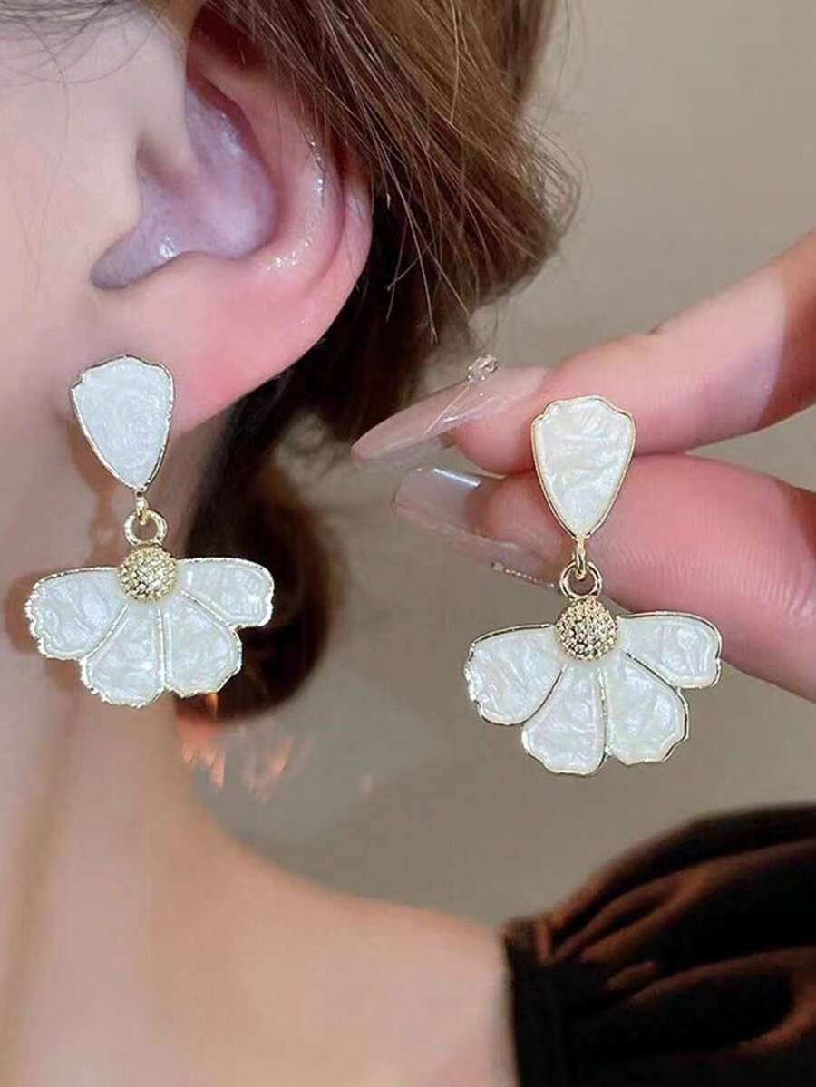 1 Pair Of Fashionable Personalities Exquisite And Sweet Flower Earrings Suitable For Women's Daily Commuting - Gold - View 1