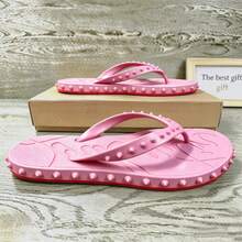 CL"Classic Retro 3D Riveted Red-Bottom Flip-Flops, Couple Beach Flat Toe Sandals, Casual Slip-Resistant Comfortable Flip-Flops - 粉紅色 - 查看 2