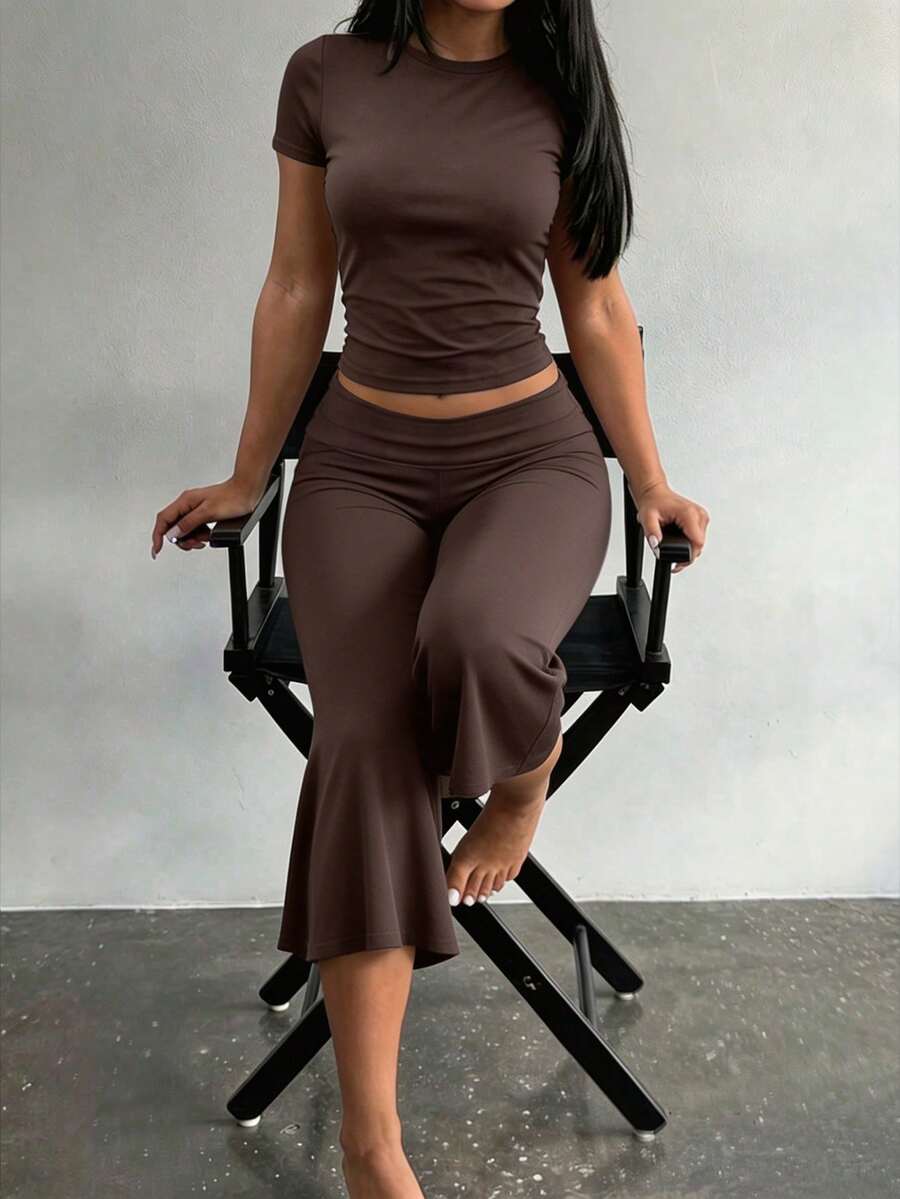 LovelyWholesale Conjunto de 2 piezas para mujer: camiseta de manga corta de cuello redondo de unicolor y pantalones acampanados 3/4, atuendo elegante para verano y todas las estaciones - Marrón - Ver 1