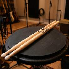 1/3 Pairs Maple Drumsticks, Smooth Touch And Balanced Weight, Lightweight And Delicate, High Quality, Suitable For Club Performances And Artistic Ensemble Performances, Suitable For Beginners And Drummers - Multicolor - View 1