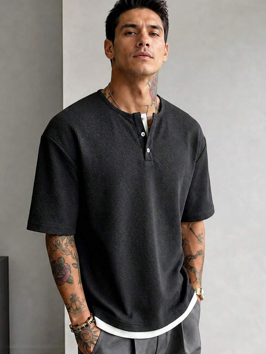 1件男士黑色圓領2合1短袖T恤,亨利領,華夫格面料耐穿,可機洗/乾洗,復古休閒極簡舒適短袖T恤,適合日常聚會與外出 - 黑色 - 查看 1