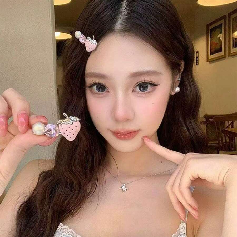 2 buah Jepit Rambut Stroberi Lucu dengan Rhinestone & Mutiara, Aksesori Rambut Gaya Manis, Cocok untuk Pemakaian Sehari-hari, Aksesori Rambut Terjangkau - MultiWarna - View 1
