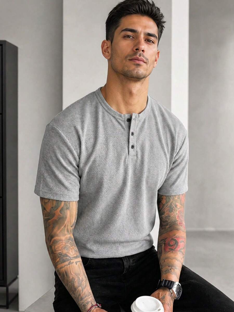 1件男士T恤，華夫格紋理短袖，舒適透氣 Polo/Henley 領，方便舒適，抗起球抗皺，可機洗，適合夏季聚會、日常與度假穿著，老錢風