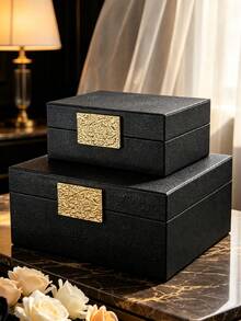Conjunto de duas caixas de joias de grande capacidade em tamanhos diferentes: uma caixa de joias em pele sintética PU com textura de pele de tubarão e fecho retangular dourado; a outra é uma caixa de liga de zinco com superfície lisa e relevo 3D. Este conjunto de caixas de joias apresenta um estilo moderno de luxo em branco creme claro com textura de pele de tubarão e detalhes decorativos em metal. - Bege - Ver 12