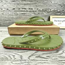CL"Classic Retro 3D Riveted Red-Bottom Flip-Flops, Couple Beach Flat Toe Sandals, Casual Slip-Resistant Comfortable Flip-Flops - 深綠色 - 查看 3
