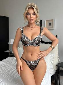 1套女款蕾絲拼接鋼琴薄罩杯性感內衣丁字褲套裝 - 黑色 - 查看 4