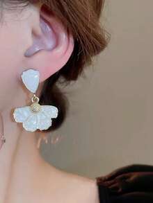 1 Pair Of Fashionable Personalities Exquisite And Sweet Flower Earrings Suitable For Women's Daily Commuting ﻿ ﻿ - Gold - View 2