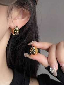 1 Pair Of Women's Vintage Oval Enamel Leopard Print Hoop Earrings, Stylish Light Luxury Unique Designer Jewelry, Versatile And Stackable - Gold - View 2