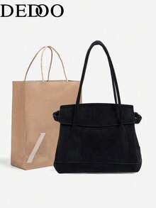 Bolso de ciudad de poliuretano. Viene con correa para el hombro. Cordón lateral ajustable con hebilla de metal. Bolsillo interno con cremallera. Cerrado con solapa y broche magnético. Perfecto para ir al trabajo o salir en citas. Un regalo perfecto. - Negro - Ver 2
