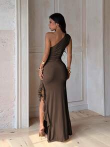 Vestido de un solo hombro con volantes y abertura en el bajo de unicolor para mujer, adecuado para citas, reuniones, fiestas, vacaciones, playa - Marrón - Ver 2