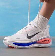 Nike 超級邁柔VOMERO PLUS緩震回彈男子公路跑步鞋 - 白色/藍粉色 - 查看 4
