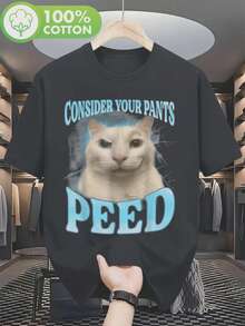 T-shirt humoristique représentant le meme du chat blanc en colère, conçu en noir avec lettrage bleu. Ce t-shirt unisexe ample est confectionné dans un tissu doux et respirant, adapté aux hommes e - Noir - Voir 1