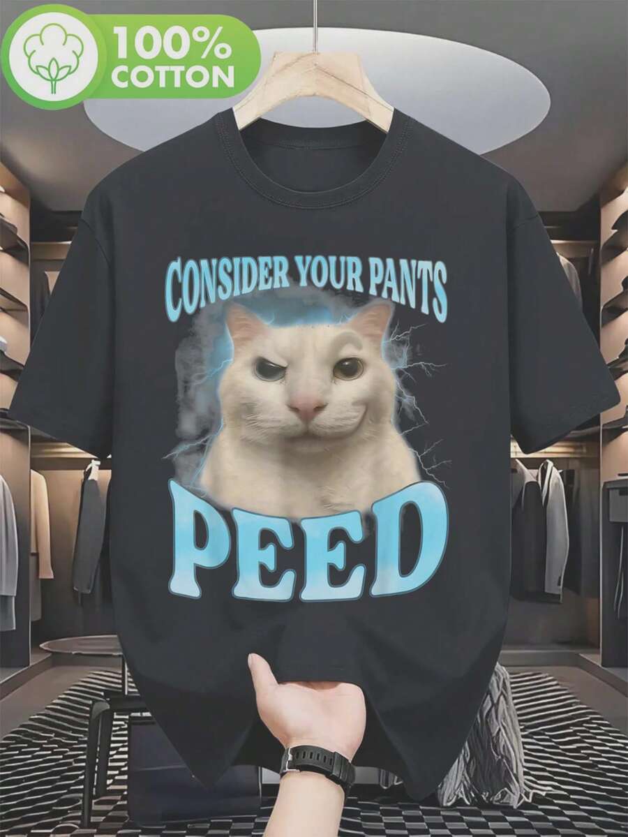 T-shirt humoristique représentant le meme du chat blanc en colère, conçu en noir avec lettrage bleu. Ce t-shirt unisexe ample est confectionné dans un tissu doux et respirant, adapté aux hommes e - Noir - Voir 1