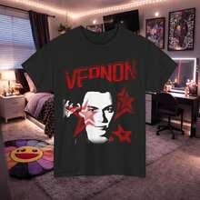 Camiseta unisex de algodón pesado con gráfico vintage Y2k de Seventeen Vernon. - Negro - Ver 1