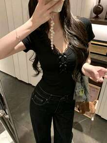 女款V領短袖T恤，夏季新款時尚蕾絲飾邊與蝴蝶結設計，性感風格，休閒百搭修身短版上衣，黑色 - 黑色 - 查看 9