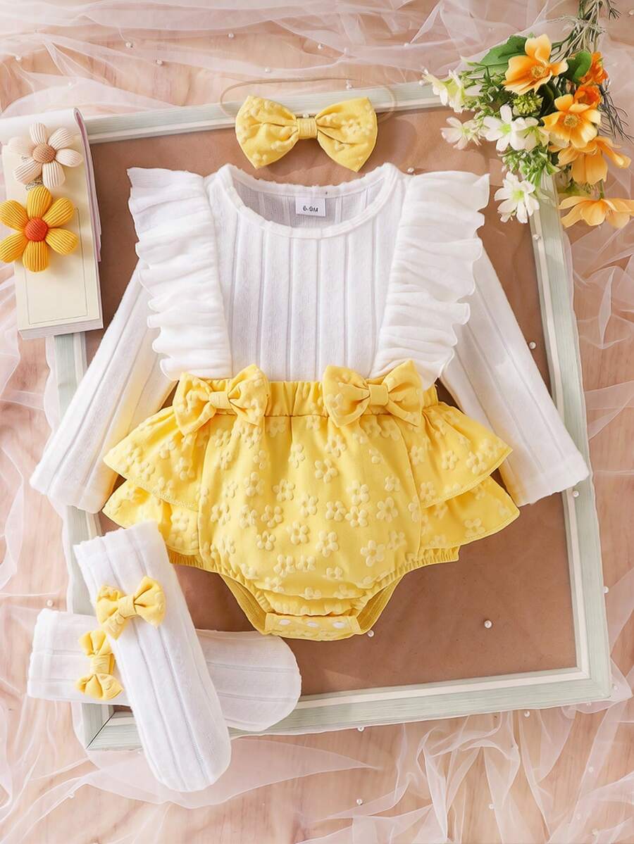 Set Baju Bayi Perempuan Gaya Liburan Segar 4 Potong, 2 in 1 Gaun Bodysuit Segitiga Motif Bunga Timbul 3D dengan Hiasan Ruffle dan Tekstur Bergaris Lembut, Termasuk Aksesori Rambut + 1 Pasang Kaos Kaki - Kuning - View 1