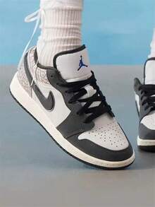 Nike Sepatu Skate Olahraga Sol Datar Ringan 1 LOW untuk Anak-Anak Besar - Putih Abu-abu - View 1