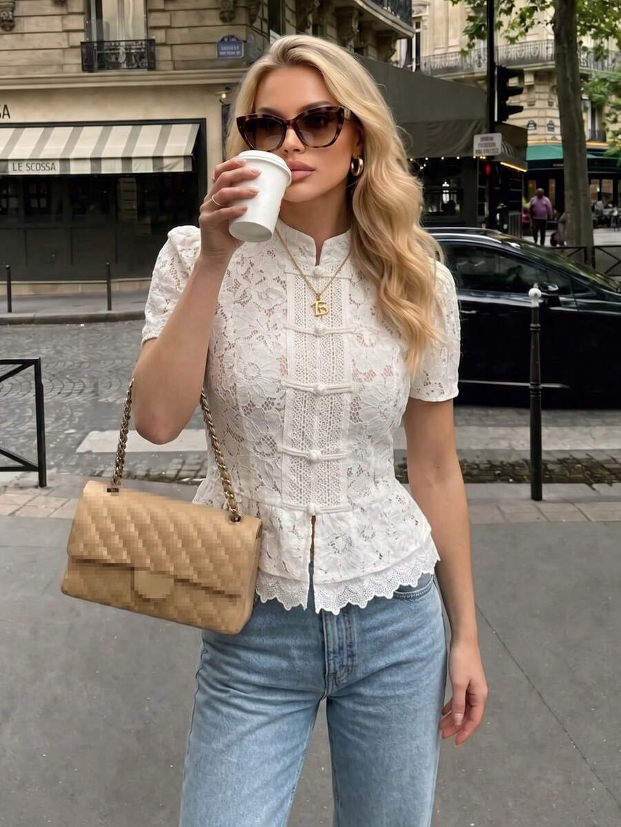 Frühling Sommer Herbst Spitzen-Häkel Stehkragen Slim Fit weiße Bluse für Frauen, Designer Mode elegante Pendler Top Hemd, Damen Stil, Slim Cut, Vollspitze Durchbrochen Frosch Knöpfe - Weiss - Übersicht 1