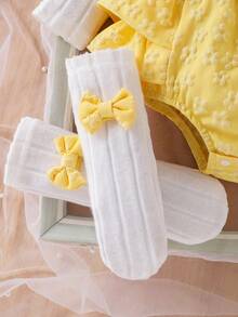 Set Baju Bayi Perempuan Gaya Liburan Segar 4 Potong, 2 in 1 Gaun Bodysuit Segitiga Motif Bunga Timbul 3D dengan Hiasan Ruffle dan Tekstur Bergaris Lembut, Termasuk Aksesori Rambut + 1 Pasang Kaos Kaki - Kuning - View 3