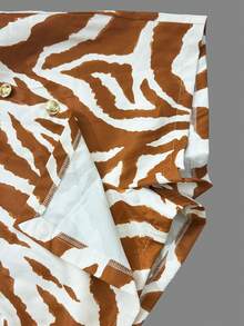 Rok celana model A-line berpinggang tinggi dengan motif zebra vintage kasual elegan, asimetris, dan dekorasi gesper emas. - Kuning - View 8