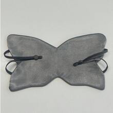 Máscara de dormir delgada con diseño de mariposa gris, máscara de ojos ligera y transpirable para siestas, máscara de ojos de seda sintética fresca con bloqueo de luz, ajuste ajustable con gancho para orejas sin apretar, máscara de dormir suave y amigable con la piel, ligera y sedosa sin presión en los ojos, adecuada para privación de sueño nocturno, oficina, sueño, hogar y otros escenarios, adecuada para viajes, larga distancia, yoga, meditación, sueño nocturno sin interrupciones, cómoda máscara de ojos - Modelo mariposa - Tipo gancho para oreja - Ver 2