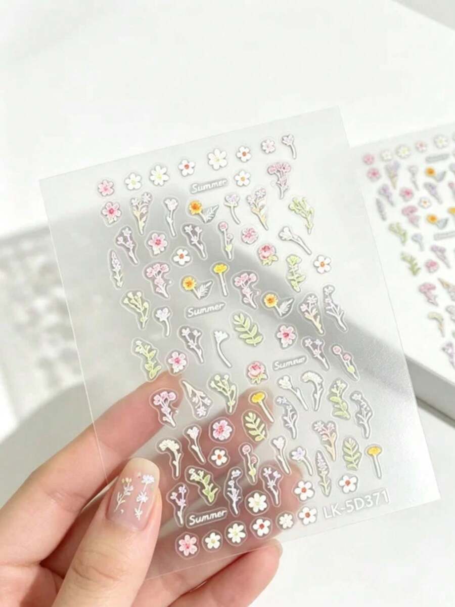 2片Ins療癒系夏季花卉美甲貼紙,粉色與白色雛菊、淡粉色玫瑰、細緻綠葉及「Summer」文字,低飽和馬卡龍粉嫩色調,溫柔優雅。超薄壓紋軟橡膠材質,自黏式,適用於真甲與穿戴甲且不易脫落,無需燈照,新手友善一步貼貼,適合短甲與法式裸色美甲,打造乾淨透明的韓系女孩風 - 彩色 - 查看 1