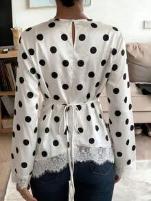 Top corto de manga larga con lunares blancos y negros para mujer de Vellofy, cuello redondo, detalle de encaje, elegante para la vuelta a la escuela, citas y fiestas - Blanco - Ver 2