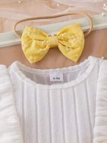 Set Baju Bayi Perempuan Gaya Liburan Segar 4 Potong, 2 in 1 Gaun Bodysuit Segitiga Motif Bunga Timbul 3D dengan Hiasan Ruffle dan Tekstur Bergaris Lembut, Termasuk Aksesori Rambut + 1 Pasang Kaos Kaki - Kuning - View 4