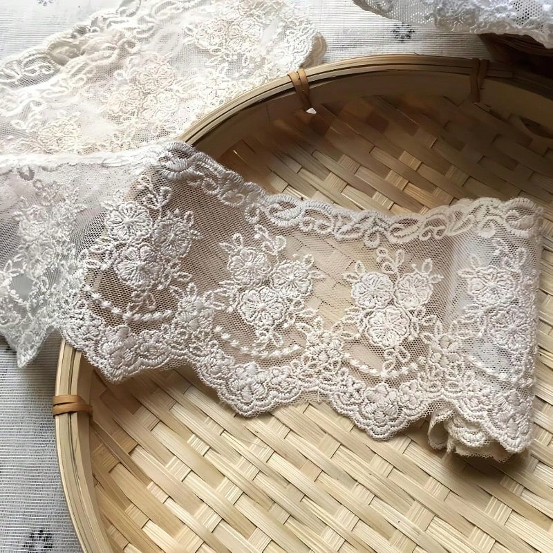 Cinta de encaje beige de 3.3 pulgadas de ancho, 5 yardas de largo, delicado patrón floral para costura, manualidades y decoración de vestidos de novia - 1 unidad - Ver 1